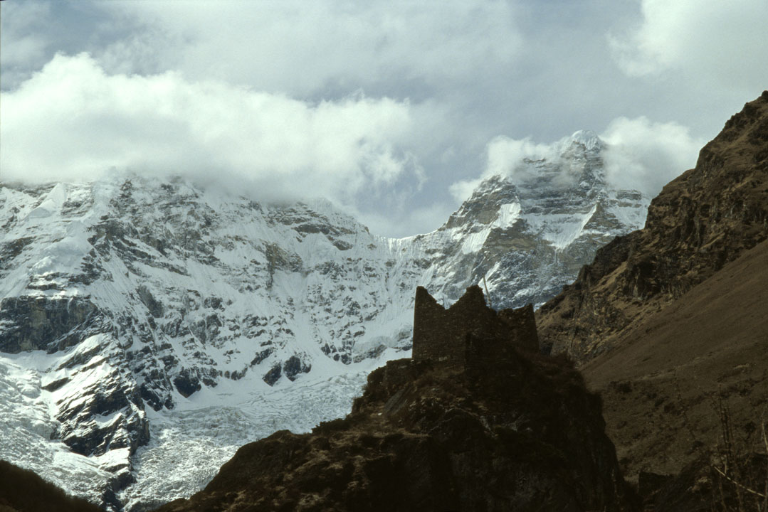b_361m trek3.jpg - Népal - Kathmandou, Pashupatinath Peu avant d'arriver au camp, nous retrouvons le Jomolhari, montagne sacrée et probablement jamais gravie, qui culmine à 7314 m. Le sommet reste caché
